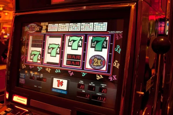 Wolf Gold slot game interface showing five reels and pay-table on mawartoro